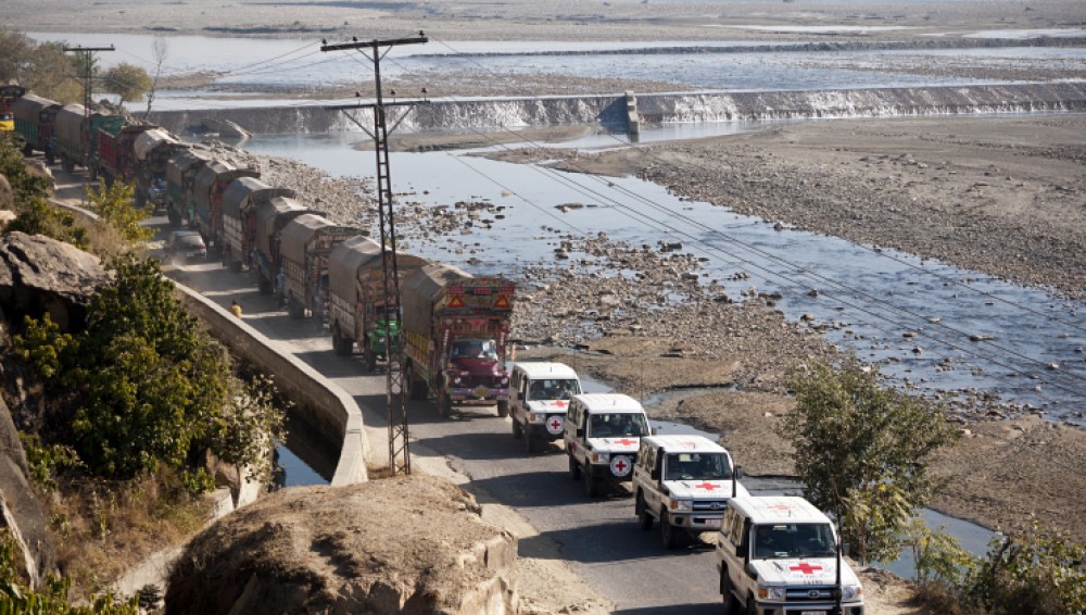 ICRC convoy bringing tools and seeds to farmers after the Pakistan floods, 2010