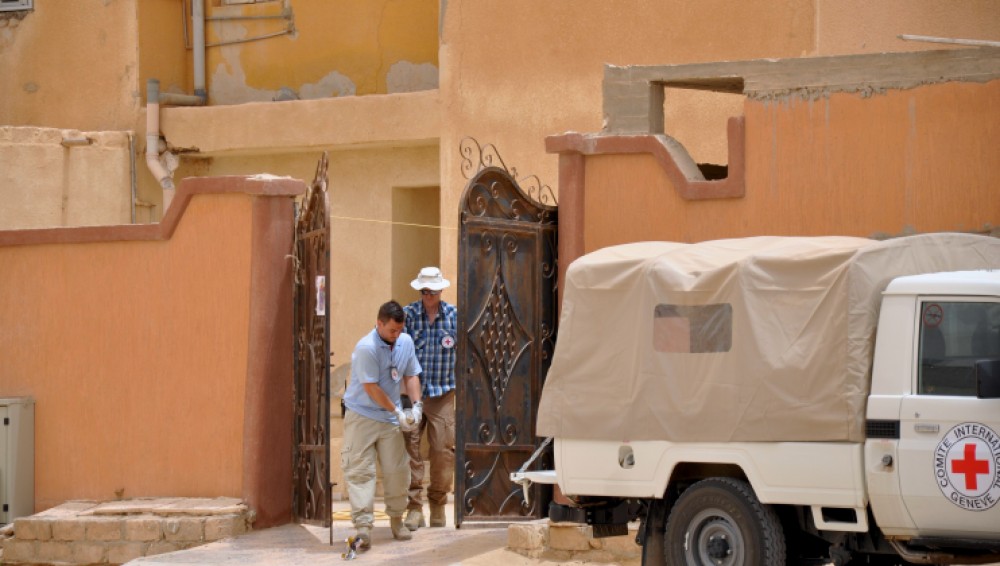 ICRC clearing abandoned weapons of war in Libya, 2011