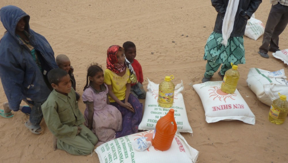 ICRC food distribution to displaced people in the city of Aguélock, Kidal in northern Mali