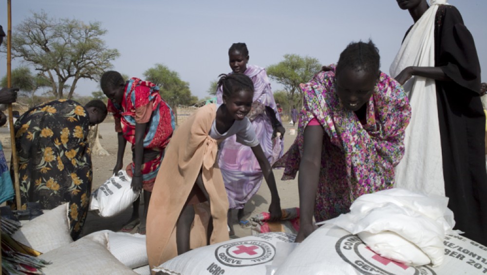 Women collects seed from remote ICRC distribution point where 240 families have received aid. 