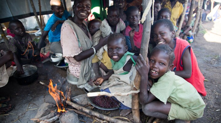  Madeline Martin has been given beans and other food from the ICRC and she is now preparing a meal for her children. Her daughter Montesena is very excited. CC BY-NC-ND / ICRC / Mari Aftret Mortvedt 