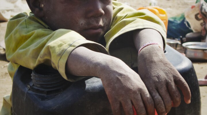 Muhammadu, 6 ans, est l’un des fils d’Usman Mohamed. Le camp de Teachers Village abrite de nombreux enfants, dont certains ont été déplacés plusieurs fois par le conflit en peu de temps.