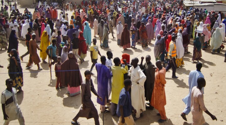 Le camp de Teachers Village, à Maiduguri, est surpeuplé suite à l’arrivée de nombreux déplacés internes. En coordination avec les autorités et d’autres acteurs humanitaires, le CICR distribue des articles ménagers essentiels et des allocations en espèces uniques à tous les nouveaux arrivants dispersés dans les différents camps de déplacés de la ville.