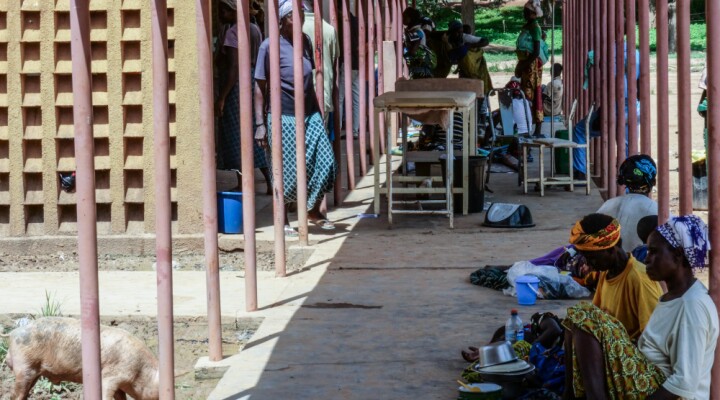 Following the closure of several health centers in the province, the Barsalogho medical centre has three times more patients today than in 2018. There’s not enough hospital beds and some patients receive care or have to sleep outside. "We only have 12 beds for 50 people hospitalized," says Dr. Bertrand Dibri, general practitioner at the Barsalogho medical center.