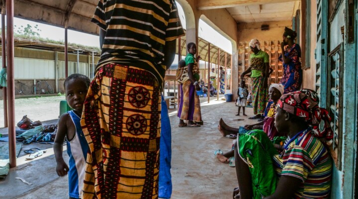 Following the closure of several health centers in the province, the Barsalogho medical centre has three times more patients today than in 2018. There’s not enough hospital beds and some patients receive care or have to sleep outside. "We only have 12 beds for 50 people hospitalized," says Dr. Bertrand Dibri, general practitioner at the Barsalogho medical center.