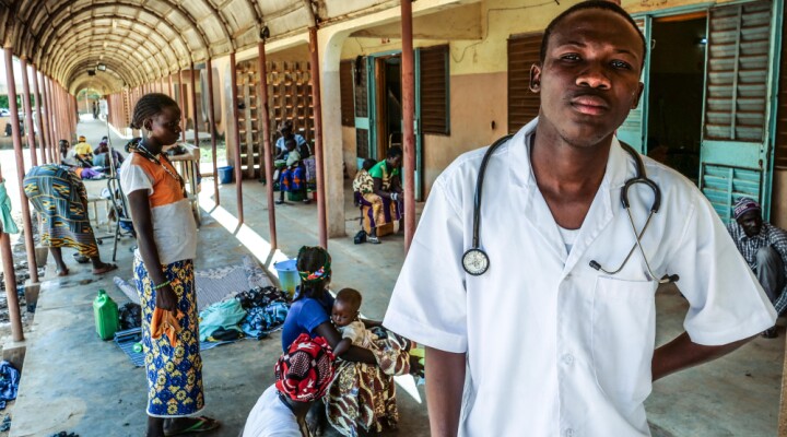 Dr. Bertrand Dibri and his team are consulting more than 150 children a day at the Barsalogho medical centre. These children suffer mainly from malaria and malnutrition. The community hosts more than 35,000 displaced people. They depend on this center for their health care, but the situation is difficult there too. "There’s no walls, no security here. Psychosis is everywhere but we have no choice. "