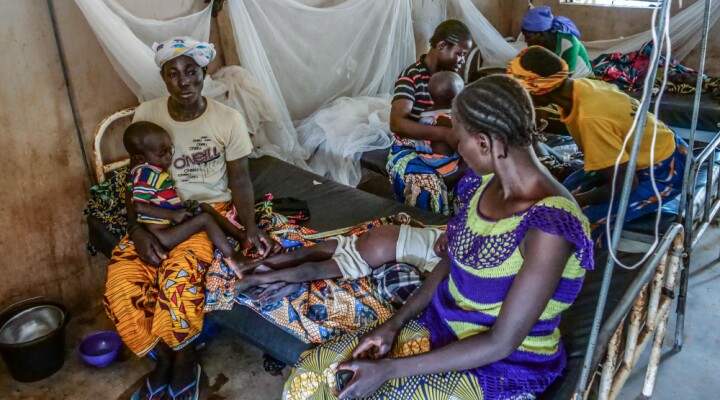 Following the closure of several health centers in the province, the Barsalogho medical centre has three times more patients today than in 2018. There’s not enough hospital beds and some patients receive care or have to sleep outside. "We only have 12 beds for 50 people hospitalized," says Dr. Bertrand Dibri, general practitioner at the Barsalogho medical center.