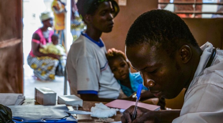 Le Dr Bertrand Dibri consulte une petite fille déplacée malade au centre médical de Barsalogho. « Cette enfant souffre de la ‘‘maladie des mains sales’’. Cette maladie est liée aux conditions de vie des déplacés ».