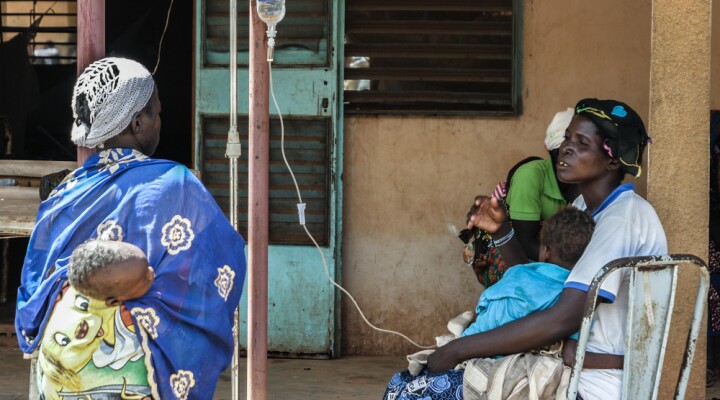 Le Dr Bertrand Dibri consulte une petite fille déplacée malade au centre médical de Barsalogho. « Cette enfant souffre de la ‘‘maladie des mains sales’’. Cette maladie est liée aux conditions de vie des déplacés ».