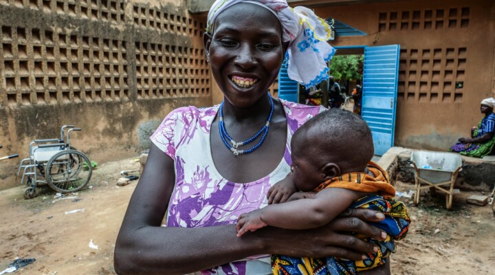 Salamata Ouédraogo est heureuse d’avoir pu donner naissance à son troisième enfant au centre médical de Barsalogho, il y a un mois et demi. Alors qu’elle était enceinte, elle a fui de son village pour se réfugier dans cette ville, afin de poursuivre ses consultations prénatales. « Je ne rentrerai que si la paix revient dans mon village. »