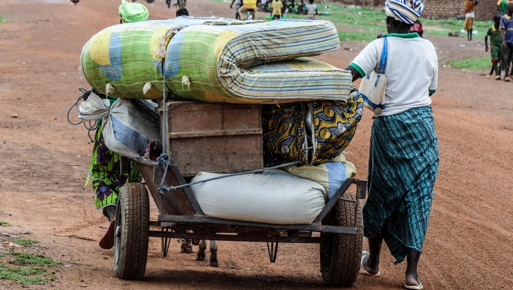 Barsalogho est le principal point de ralliement des personnes qui fuient les violences dans la région du Centre-Nord du Burkina Faso. « La commune accueille actuellement plus de 35 000 personnes et il y a continuellement de nouveaux arrivants, qui parcourent jusqu’à 65 km à pied pour venir ici », Adama Sawadogo, volontaire de la Croix-Rouge burkinabè. 