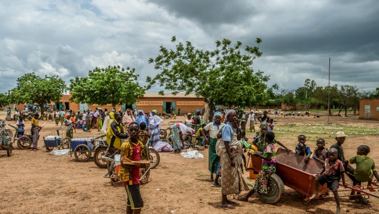 Barsalogho est le principal point de ralliement des personnes qui fuient les violences dans la région du Centre-Nord du Burkina Faso. « La commune accueille actuellement plus de 35 000 personnes et il y a continuellement de nouveaux arrivants, qui parcourent jusqu’à 65 km à pied pour venir ici », Adama Sawadogo, volontaire de la Croix-Rouge burkinabè. 