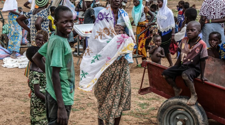 Barsalogho est le principal point de ralliement des personnes qui fuient les violences dans la région du Centre-Nord du Burkina Faso. « La commune accueille actuellement plus de 35 000 personnes et il y a continuellement de nouveaux arrivants, qui parcourent jusqu’à 65 km à pied pour venir ici », Adama Sawadogo, volontaire de la Croix-Rouge burkinabè. 