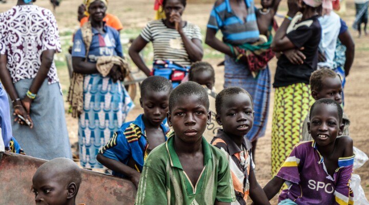 Barsalogho est le principal point de ralliement des personnes qui fuient les violences dans la région du Centre-Nord du Burkina Faso. « La commune accueille actuellement plus de 35 000 personnes et il y a continuellement de nouveaux arrivants, qui parcourent jusqu’à 65 km à pied pour venir ici », Adama Sawadogo, volontaire de la Croix-Rouge burkinabè. 