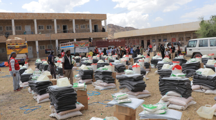 ICRC and Yemen Red Crescent Society teams preparing food and essential items to be distributed to beneficiaries in Al-hussein area in Dhale governorate. Credit: Wagdi Al Maqtari/ICRC