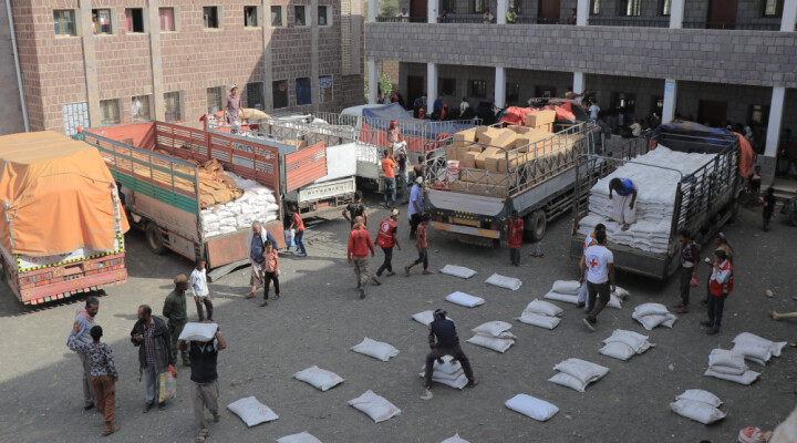 ICRC and Yemen Red Crescent Society teams preparing food and essential items to be distributed to beneficiaries in Al-hussein area in Dhale governorate. Credit: Wagdi Al Maqtari/ICRC