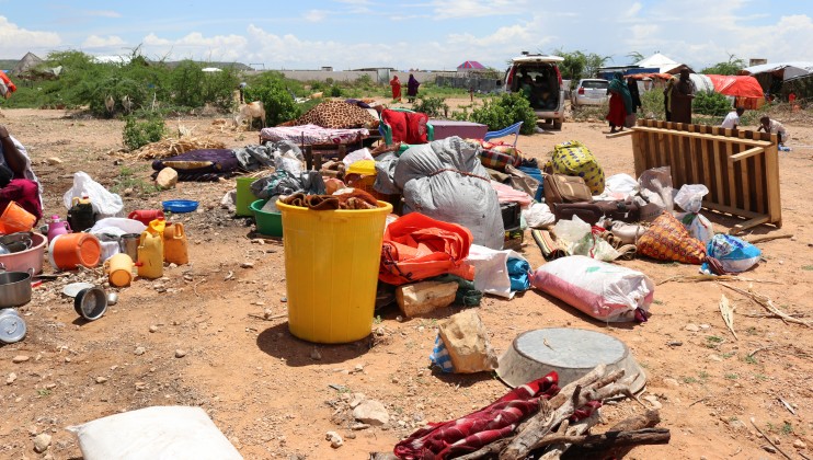Rise in water levels in the Shabelle river which cuts through the Beledweyne have flooded the town displacing tens of thousands of families, destroying crops and paralyzing transport. Majority of the families moved to higher ground with the few items they could carry. Abdikarim Mohamed/ICRC