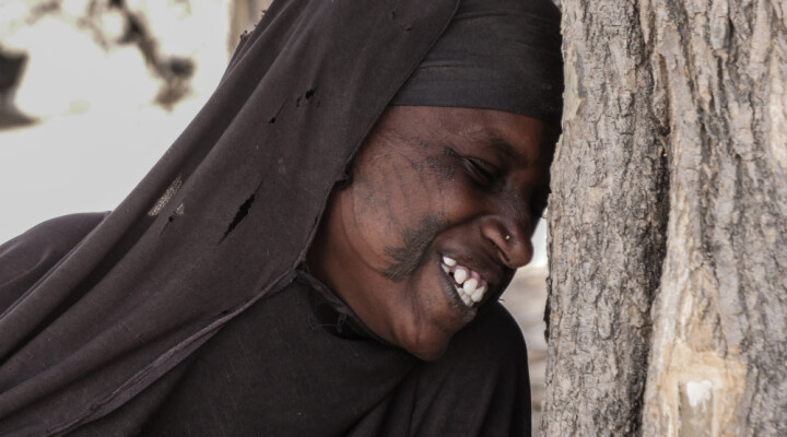 La fille de Maina Bodo garde le sourire malgré toutes les épreuves qu’ils ont traversées.