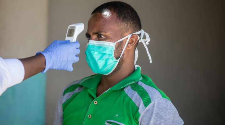 Visitors to Keysaney hospital are screened to help detect suspected COVID-19 cases. The hospital also ensures that everyone adheres to physical distancing and hygiene rules. ICRC/Ismail Taxta