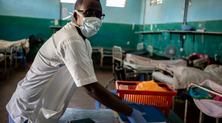 Abdi Ali, a nurse at Keysaney hospital has his mask on as he attends to patients admitted in the hospital. ICRC/Ismail Taxta