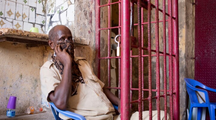 A guard at Mogadishu Central Prison covers his nose and mouth with a cloth. The ICRC is working with authorities to ensure they know the risks COVID-19 poses in places of detention. ICRC/Ismail Taxta