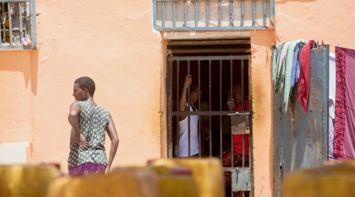 Cramped quarters and poor sanitation are perfect conditions for coronavirus to thrive. Measures like physical distancing are near-impossible to implement in detention facilities.  ICRC/Ismail Taxta