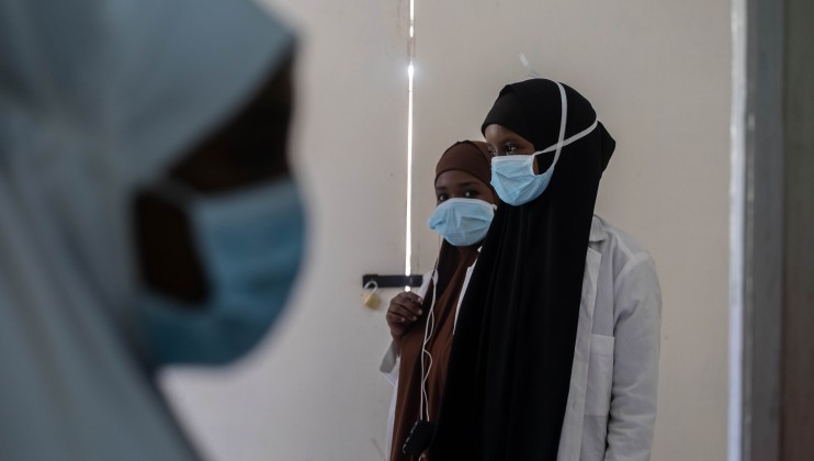 Medical workers at Madina hospital adorned in masks to help prevent the spread of coronavirus. ICRC/Ismail Taxta