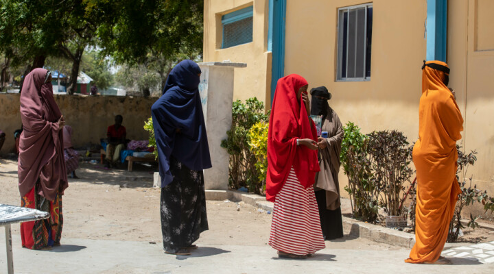 Patients entering Madina hospital are urged by the hospital to maintain physical distance. ICRC/Ismail Taxta