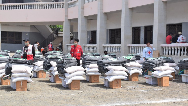 ICRC and Yemen Red Crescent teams prepare to distribute food and shelter items to people affected by the floods in Aden. © Fares Muthana/ICRC