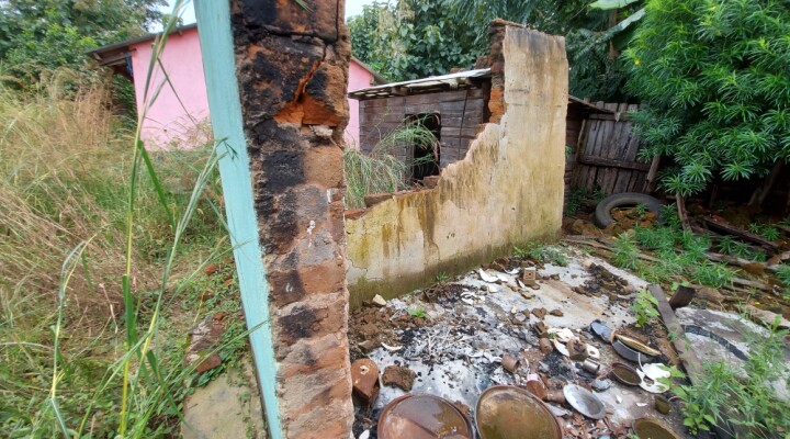 Homes that were partially destroyed and left abandoned following clashes in Central Equatoria in 2020. Photo: Lucien Christen/ICRC