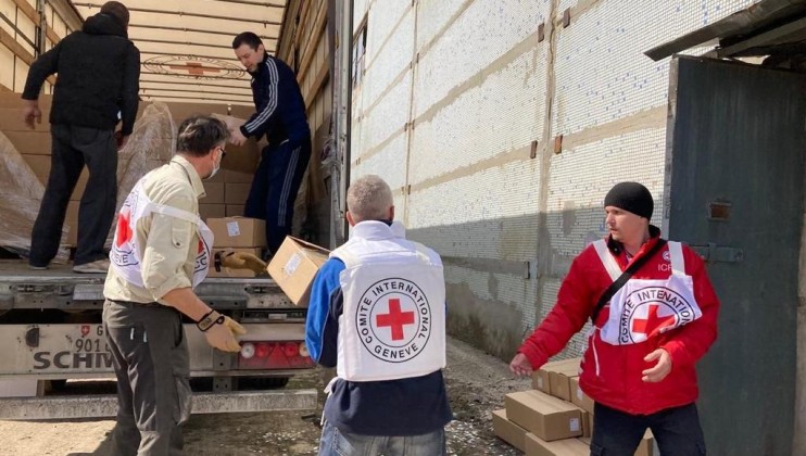 Ukrainian Red Cross and ICRC staff unload goods from trucks at the URCS warehouse in Kharkiv, Ukraine March 26, 2022. A ICRC convoy carrying 60 tons of food and non-food items unloaded the aid at a URCS warehouse where it will be further distributed by the URCS to people affected by the conflict.