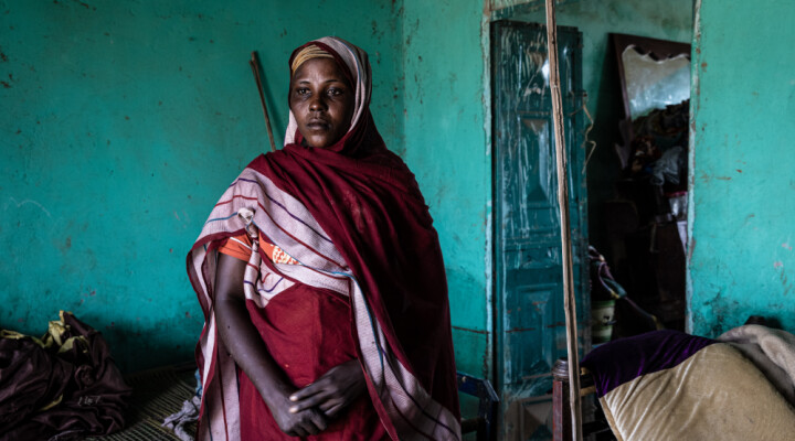 – “Water came inside the house; it broke everything and now I have many cracks in the walls. All my beds are broken, and all my jerry cans have been carried away by the flow. I didn’t manage to recover anything. And now we sit in the water,” says Muadah Ali Mohammed, resident of Um Zaiedd village in South Darfur.