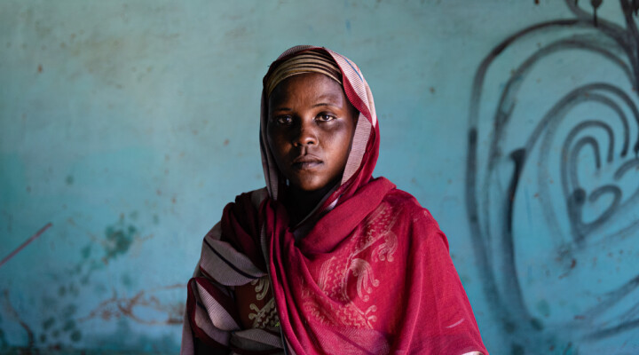 “Water came inside the house; it broke everything and now I have many cracks in the walls. All my beds are broken, and all my jerry cans have been carried away by the flow. I didn’t manage to recover anything. And now we sit in the water,” says Muadah Ali Mohammed, resident of Um Zaiedd village in South Darfur.