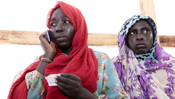 Sudanese refugees in Adre using free phone calls provided by the ICRC and Chadian Red Cross to contact their family (5)