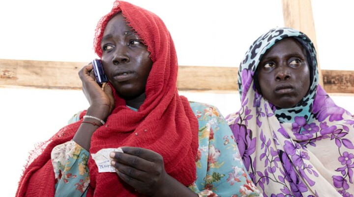 Sudanese refugees in Adre using free phone calls provided by the ICRC and Chadian Red Cross to contact their family (5)