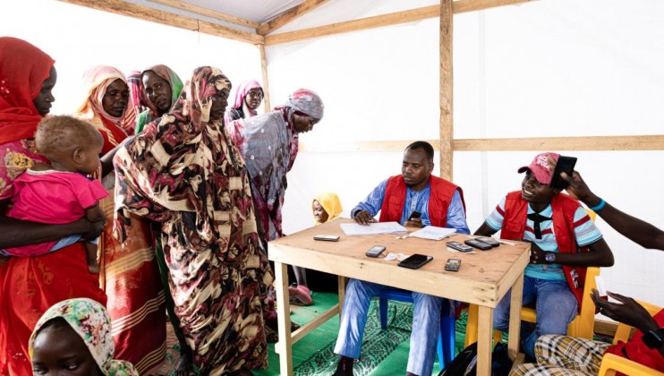 Sudanese refugees in Adre using free phone calls provided by the ICRC and Chadian Red Cross to contact their family (4)