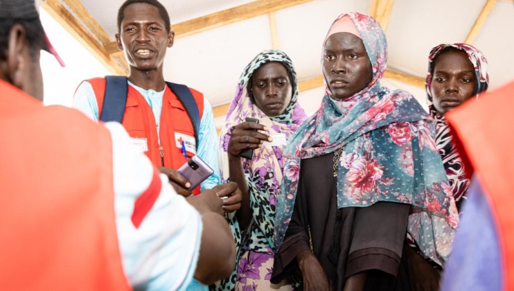 Sudanese refugees in Adre using free phone calls provided by the ICRC and Chadian Red Cross to contact their family (3)
