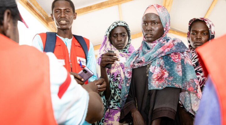 Sudanese refugees in Adre using free phone calls provided by the ICRC and Chadian Red Cross to contact their family (3)